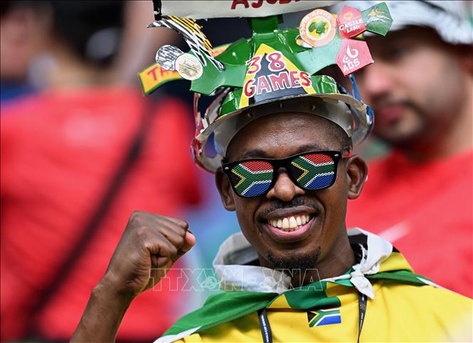 World Cup 2026 đã đi được nửa chặng đường. Những người yêu thích môn túc cầu đã được hòa mình vào bầu không khí sôi động, ngập tràn cảm xúc của ngày hội bóng đá lớn nhất hành tinh, trong đó có những khoảnh khắc ấn tượng, đặc biệt là hình ảnh về cổ động viên. Ảnh: Cổ động viên Nam Phi cổ vũ đội nhà. Ảnh: THX/TTXVN phát