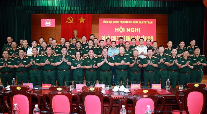 Đại tướng Nguyễn Trọng Nghĩa, Ủy viên Bộ Chính trị, Bí thư Trung ương Đảng, Chủ nhiệm Tổng cục Chính trị QĐND Việt Nam và các đại biểu. Ảnh: Trọng Đức - TTXVN