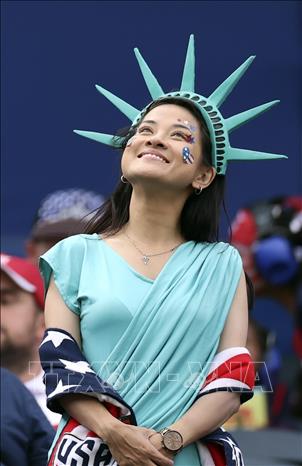 World Cup 2026 đã đi được nửa chặng đường. Những người yêu thích môn túc cầu đã được hòa mình vào bầu không khí sôi động, ngập tràn cảm xúc của ngày hội bóng đá lớn nhất hành tinh, trong đó có những khoảnh khắc ấn tượng, đặc biệt là hình ảnh về cổ động viên. Ảnh: Cổ động viên Mỹ cổ vũ đội nhà. Ảnh: THX/TTXVN phát