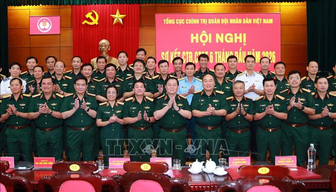 Đại tướng Nguyễn Trọng Nghĩa, Ủy viên Bộ Chính trị, Bí thư Trung ương Đảng, Chủ nhiệm Tổng cục Chính trị QĐND Việt Nam và các đại biểu. Ảnh: Trọng Đức - TTXVN