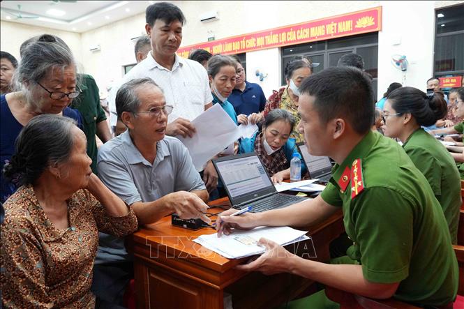 Thân nhân liệt sĩ làm thủ tục đăng ký trước khi thực hiện thu nhận mẫu sinh phẩm ADN tại điểm thu nhận ở phường Nam Hồng Lĩnh. Ảnh: Hữu Quyết - TTXVN