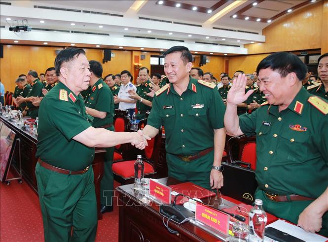 Đại tướng Nguyễn Trọng Nghĩa, Ủy viên Bộ Chính trị, Bí thư Trung ương Đảng, Chủ nhiệm Tổng cục Chính trị QĐND Việt Nam với các đại biểu. Ảnh: Trọng Đức - TTXVN