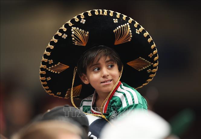 World Cup 2026 đã đi được nửa chặng đường. Những người yêu thích môn túc cầu đã được hòa mình vào bầu không khí sôi động, ngập tràn cảm xúc của ngày hội bóng đá lớn nhất hành tinh, trong đó có những khoảnh khắc ấn tượng, đặc biệt là hình ảnh về cổ động viên. Ảnh: Cổ động viên nhí trong trận Bồ Đào Nha gặp Uzbekistan. Ảnh: THX/TTXVN phát