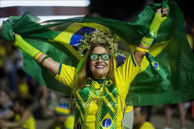 World Cup 2026 đã đi được nửa chặng đường. Những người yêu thích môn túc cầu đã được hòa mình vào bầu không khí sôi động, ngập tràn cảm xúc của ngày hội bóng đá lớn nhất hành tinh, trong đó có những khoảnh khắc ấn tượng, đặc biệt là hình ảnh về cổ động viên. Ảnh: Cổ động viên Brazil cổ vũ đội nhà. Ảnh: THX/TTXVN phát