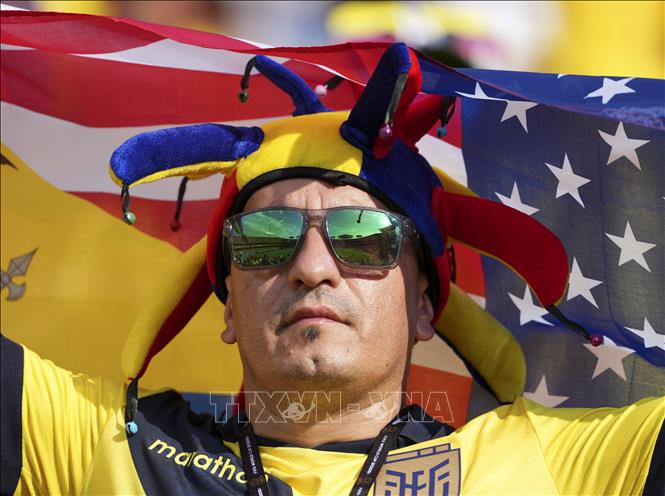 World Cup 2026 đã đi được nửa chặng đường. Những người yêu thích môn túc cầu đã được hòa mình vào bầu không khí sôi động, ngập tràn cảm xúc của ngày hội bóng đá lớn nhất hành tinh, trong đó có những khoảnh khắc ấn tượng, đặc biệt là hình ảnh về cổ động viên. Ảnh: Cổ động viên Ecuador cổ vũ đội nhà. Ảnh: THX/TTXVN phát