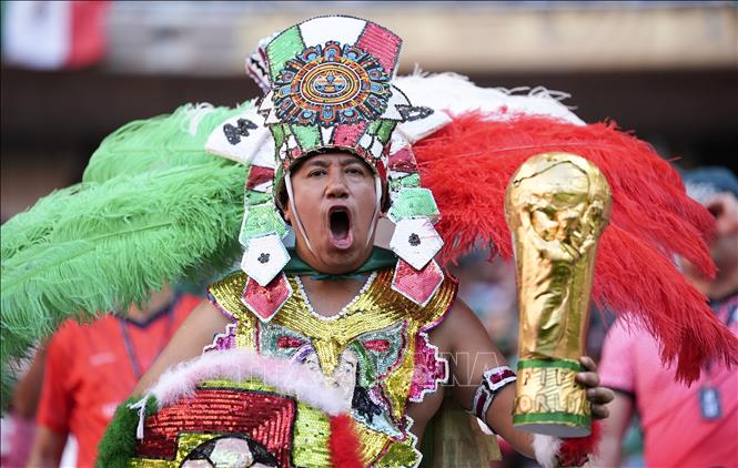 World Cup 2026 đã đi được nửa chặng đường. Những người yêu thích môn túc cầu đã được hòa mình vào bầu không khí sôi động, ngập tràn cảm xúc của ngày hội bóng đá lớn nhất hành tinh, trong đó có những khoảnh khắc ấn tượng, đặc biệt là hình ảnh về cổ động viên. Ảnh: Cổ động viên Mexico cổ vũ đội nhà. Ảnh: THX/TTXVN phát