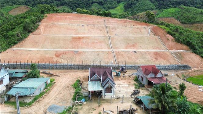 Hệ thống kè chống sạt lở tại thôn Rooc Mẹt, xã Đăk Plô. Ảnh: Dư Toán - TTXVN