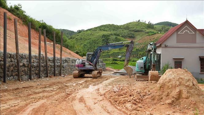 Hệ thống kè chống sạt lở tại thôn Rooc Mẹt, xã Đăk Plô. Ảnh: Dư Toán - TTXVN