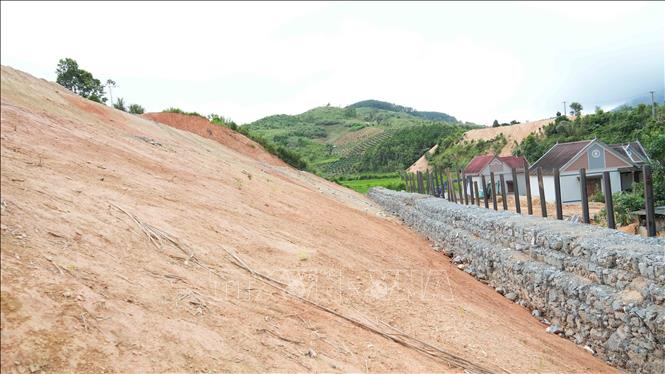 Hệ thống kè chống sạt lở tại thôn Rooc Mẹt, xã Đăk Plô. Ảnh: Dư Toán - TTXVN