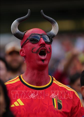 World Cup 2026 đã đi được nửa chặng đường. Những người yêu thích môn túc cầu đã được hòa mình vào bầu không khí sôi động, ngập tràn cảm xúc của ngày hội bóng đá lớn nhất hành tinh, trong đó có những khoảnh khắc ấn tượng, đặc biệt là hình ảnh về cổ động viên. Ảnh: Cổ động viên Bỉ cổ vũ đội nhà. Ảnh: THX/TTXVN phát