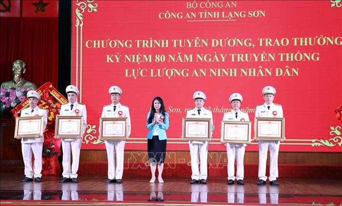 Phó Bí thư Tỉnh ủy Lạng Sơn Đoàn Thu Hà trao Bằng khen của Thủ tướng Chính phủ cho  6 cá nhân thuộc lực lượng An ninh Công an Lạng Sơn có thành tích xuất sắc trong chiến đấu, phục vụ chiến đấu, góp phần xây dựng và bảo vệ Tổ quốc. Ảnh: Văn Đạt - TTXVN