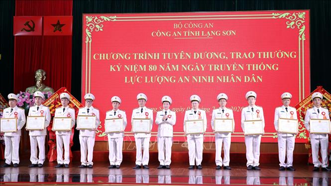 Đại tá Vũ Thanh Tùng, Giám đốc Công an tỉnh Lạng Sơn trao Bằng khen của Chủ tịch UBND tỉnh Lạng Sơn cho 11 cá nhân thuộc Công an tỉnh có thành tích xuất sắc trong thực hiện nhiệm vụ. Ảnh: Văn Đạt - TTXVN