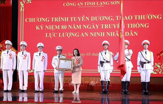Phó Bí thư Thường trực Tỉnh ủy Lạng Sơn Đoàn Thị Hậu trao Bằng chứng nhận và gắn Huân chương Chiến công hạng Nhì cho Phòng An ninh mạng và phòng, chống tội phạm sử dụng công nghệ cao, Công an tỉnh Lạng Sơn vì có nhiều thành tích xuất sắc. Ảnh: Văn Đạt - TTXVN