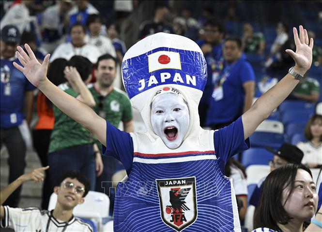 World Cup 2026 đã đi được nửa chặng đường. Những người yêu thích môn túc cầu đã được hòa mình vào bầu không khí sôi động, ngập tràn cảm xúc của ngày hội bóng đá lớn nhất hành tinh, trong đó có những khoảnh khắc ấn tượng, đặc biệt là hình ảnh về cổ động viên. Ảnh: Cổ động viên Nhật Bản cổ vũ đội nhà. Ảnh: THX/TTXVN phát
