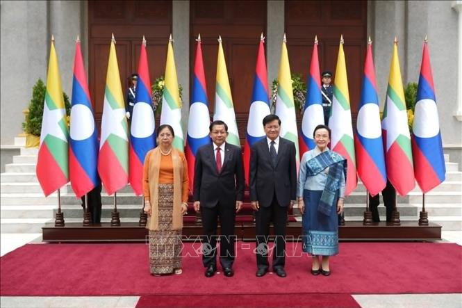 Chủ tịch nước Lào Thongloun Sisoulith và Phu nhân cùng Tổng thống Myanmar Min Aung Hlaing và Phu nhân tại lễ đón. Ảnh: Xuân Tú – PV TTXVN tại Lào