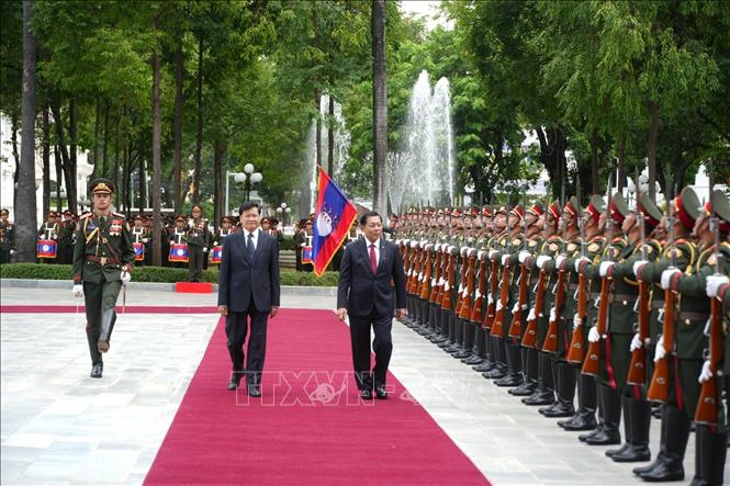 Chủ tịch nước Lào Thongloun Sisoulith và Tổng thống Myanmar Min Aung Hlaing duyệt Đội danh dự Quân đội nhân dân Lào. Ảnh: Xuân Tú – PV TTXVN tại Lào