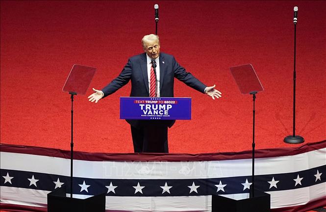 Tổng thống Mỹ Donald Trump (Mỹ) ngày 30/6/2026 thông báo đảng Cộng hòa sẽ tổ chức một đại hội toàn quốc tại thành phố Dallas (bang Texas) vào tháng 9 tới. Nếu diễn ra, đây sẽ là kỳ đại hội bất thường, khi được tổ chức trong năm bầu cử giữa nhiệm kỳ thay vì theo thông lệ 4 năm một lần. Động thái này diễn ra trong bối cảnh ông Trump muốn củng cố vị thế của đảng Cộng hòa trước cuộc bầu cử giữa kỳ, dự kiến diễn ra vào tháng 11 năm nay. Ảnh: Kyodo/TTXVN phát 
