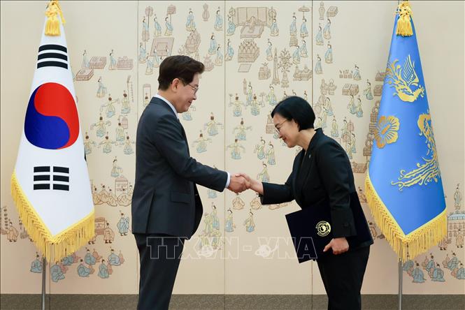 Ngày 30/6/2026, Tổng thống Hàn Quốc Lee Jae Myung đã ký quyết định phê chuẩn bổ nhiệm bà Han Sung Sook làm Thủ tướng, ngay sau khi Quốc hội thông qua nghị quyết về nhân sự. Bà Han chính thức nhậm chức từ ngày 1/7, trở thành Thủ tướng thứ 50 trong lịch sử Hàn Quốc, đồng thời là người đứng đầu Chính phủ thứ hai dưới thời Tổng thống Lee Jae Myung. Ảnh: YONHAP/TTXVN phát