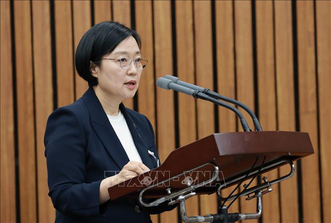 Ngày 30/6/2026, Tổng thống Hàn Quốc Lee Jae Myung đã ký quyết định phê chuẩn bổ nhiệm bà Han Sung Sook (ảnh) làm Thủ tướng, ngay sau khi Quốc hội thông qua nghị quyết về nhân sự. Bà Han chính thức nhậm chức từ ngày 1/7, trở thành Thủ tướng thứ 50 trong lịch sử Hàn Quốc, đồng thời là người đứng đầu Chính phủ thứ hai dưới thời Tổng thống Lee Jae Myung. Ảnh: YONHAP/TTXVN phát