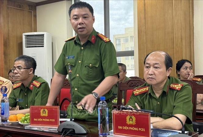Lãnh đạo Phòng PC03, Công an tỉnh Thanh Hóa cung cấp thông tin phá các vụ án đặt biệt. Ảnh: Việt Hoàng – TTXVN
