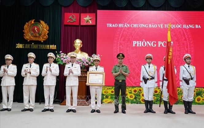 Thừa ủy quyền, Thiếu tướng Tô Anh Dũng, Giám đốc Công an tỉnh trao Huân chương bảo vệ Tổ quốc hạng Ba cho Phòng Cảnh sát PCCC và CNCH. Ảnh: TTXVN phát
