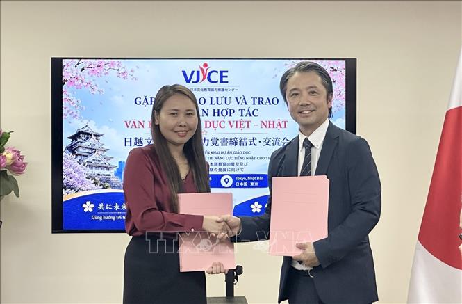 Đại diện VJCE và đại diện Trường tiếng Nhật Aoyama trao thỏa thuận ký kết. Ảnh: Nguyễn Tuyến – Pv TTXVN tại Nhật Bản