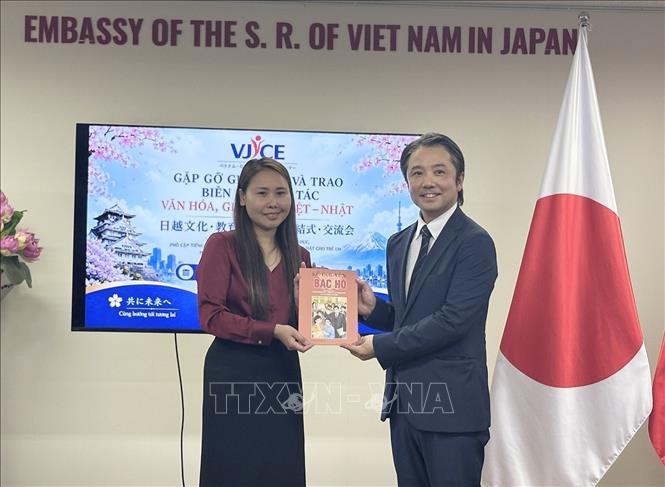 Đại diện VJCE tặng sách Bác Hồ cho đại diện Trường tiếng Nhật Aoyama. Ảnh: Nguyễn Tuyến – Pv TTXVN tại Nhật Bản
 

