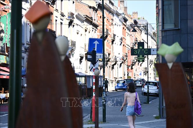Nhiệt kế hiển thị 37 độ C tại Brussels, Bỉ ngày 26/6/2026. Ảnh: THX/TTXVN phát