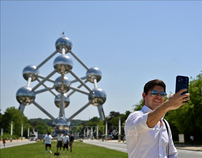 Trời nắng gay gắt tại Brussels, Bỉ ngày 26/6/2026. Ảnh: THX/TTXVN phát