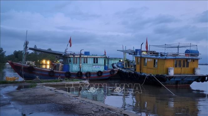 Các tàu đánh cá neo đậu tránh trú bão tại khu vực sông Chanh, phường Quảng Yên, tỉnh Quảng Ninh. Ảnh: Đức Hiếu - TTXVN