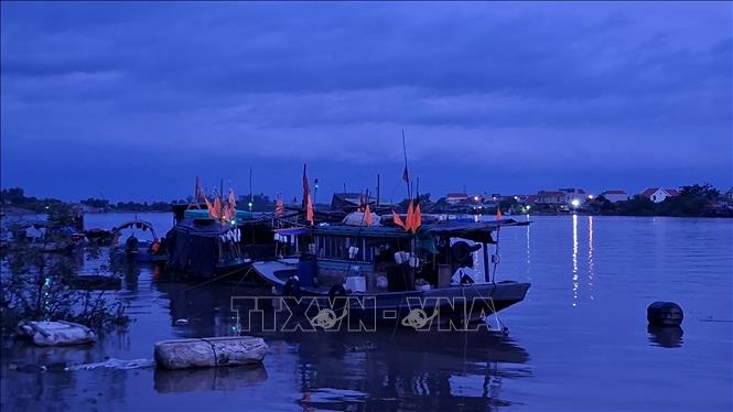 Các tàu đánh cá neo đậu tránh trú bão tại khu vực sông Chanh, phường Quảng Yên, tỉnh Quảng Ninh. Ảnh: Đức Hiếu - TTXVN