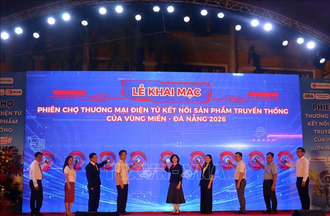 Đại biểu lãnh đạo các đơn vị thực hiện nghi thức khai mạc phiên chợ.thương mại điện tử kết nối sản phẩm truyền thống. Ảnh: Trần Tĩnh - TTXVN