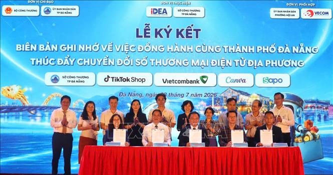 Lễ ký kết ghi nhớ hợp tác cam kết của một số đơn vị đồng hành cùng thành phố Đà Nẵng thúc đẩy chuyển đổi số, thương mại điện tử địa phương. Ảnh: Trần Tĩnh - TTXVN