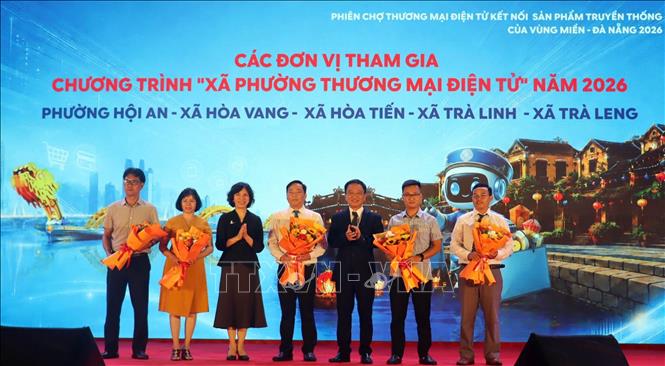 Ban tổ chức tặng hoa cho đại diện 5 xã, phường tham gia chương trình 
