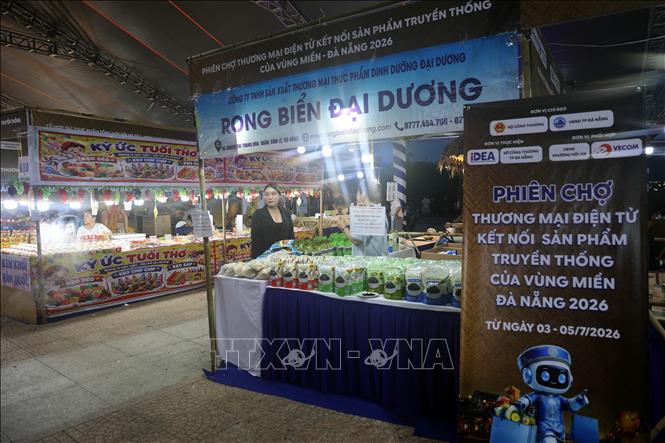 Gian hàn tại phiên chợ thương mại điện tử kết nối sản phẩm truyền thống. Ảnh: Trần Tĩnh - TTXVN