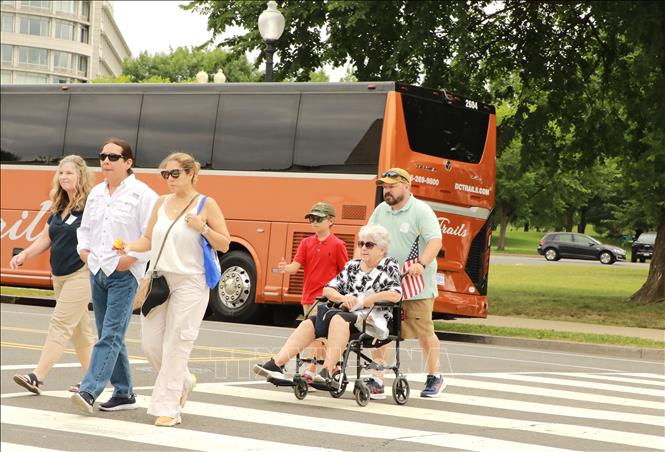 Một người cao tuổi ngồi xe lăn được người thân đưa đến Quảng trường Quốc gia ở Washington D.C để tham dự các hoạt động kỷ niệm 250 Quốc khánh Mỹ. Ảnh: Ngọc Quang – PV TTXVN tại Mỹ