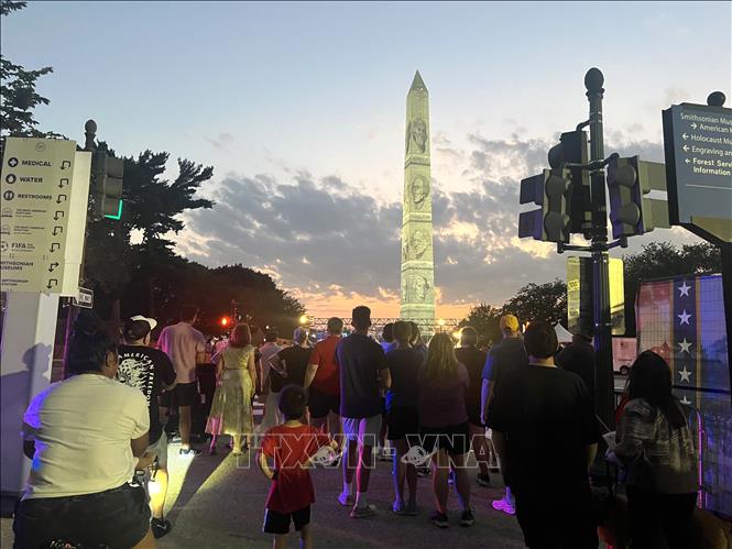 Đông đảo người dân và du khách tập trung tại khu vực National Mall, thủ đô Washington, theo dõi chương trình trình chiếu ánh sáng nghệ thuật trên Đài tưởng niệm Washington trong chuỗi hoạt động kỷ niệm 250 năm Quốc khánh Mỹ. Ảnh: Đoàn Hùng - P/v TTXVN tại Washington
