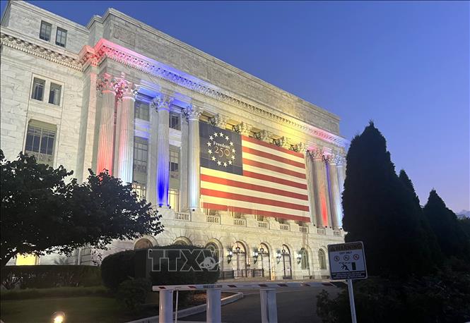 Trụ sở Bộ Tài chính Mỹ tại thủ đô Washington được trang trí bằng quốc kỳ cỡ lớn và biểu tượng 