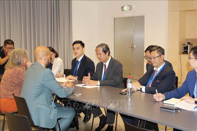 Trong ảnh: Đoàn đại biểu Đảng Cộng sản Việt Nam có cuộc làm việc, trao đổi với Chủ tịch Viện Nghiên cứu Gabriel Péri. Ảnh: Hữu Chiến - PV TTXVN tại Pháp