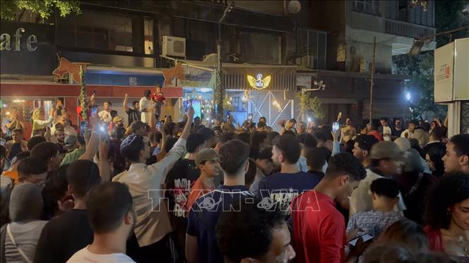 Hàng trăm người tụ tập ăn mừng chiến thắng tại một con phố ở thủ đô Cairo. Ảnh: Hoàng Nhương - PV TTXVN tại Ai Cập
