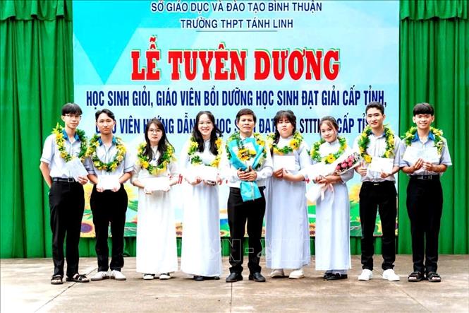Nữ sinh Trần Cát Phượng (thứ 4 bên phải sang) trong một lần được khen thưởng học sinh giỏi cấp tỉnh. Ảnh: TTXVN phát
