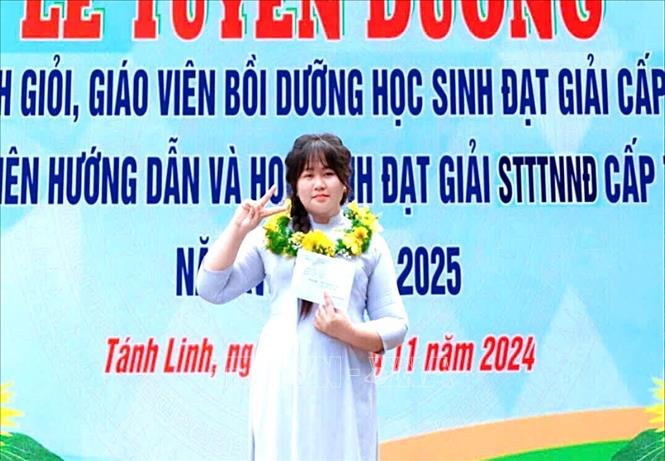 Với 9,65 điểm, Trần Cát Phượng, Trường Trung học phổ thông Tánh Linh, xã Tánh Linh trở thành thí sinh có số điểm xét công nhận tốt nghiệp Trung học phổ thông cao nhất của tỉnh Lâm Đồng. Ảnh: TTXVN phát
