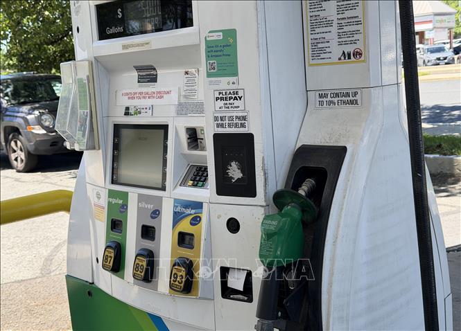 Trụ bơm xăng tại một trạm bán lẻ xăng dầu ở bang Maryland (Mỹ). Ảnh: Ngọc Quang – PV TTXVN tại Mỹ