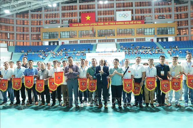 Ban Tổ chức trao cờ lưu niệm cho các đoàn tham dự Giải vô địch Cờ vua trẻ quốc gia năm 2026. Ảnh: Đồng Thúy - TTXVN