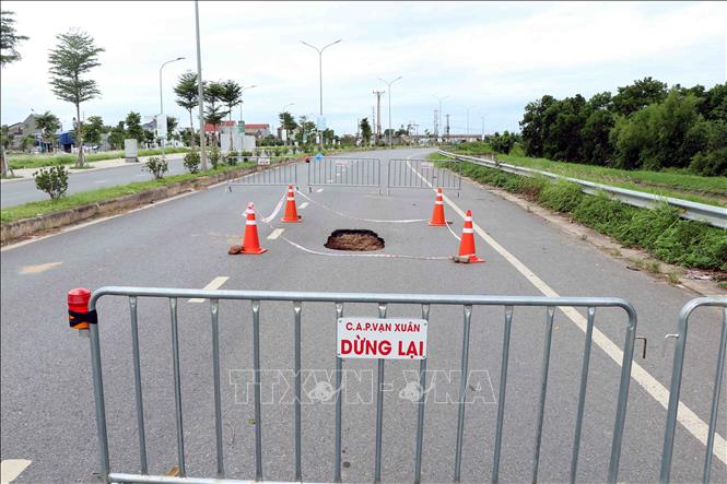 Chính quyền địa phương thực hiện rào chắn đoạn đường và cử lực lượng theo dõi. Ảnh: Trần Trang-TTXVN 