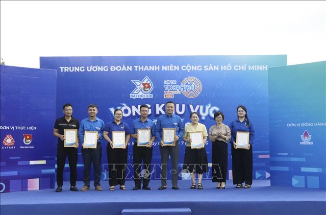 Ban tổ chức trao chứng nhận cho các đơn vị dự thi. Ảnh: Thanh Thương- TTXVN 