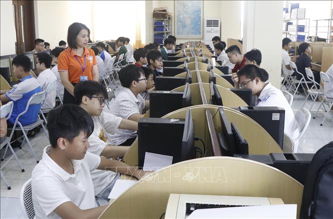 Các học sinh tham gia thi. Ảnh: Thanh Thương- TTXVN 