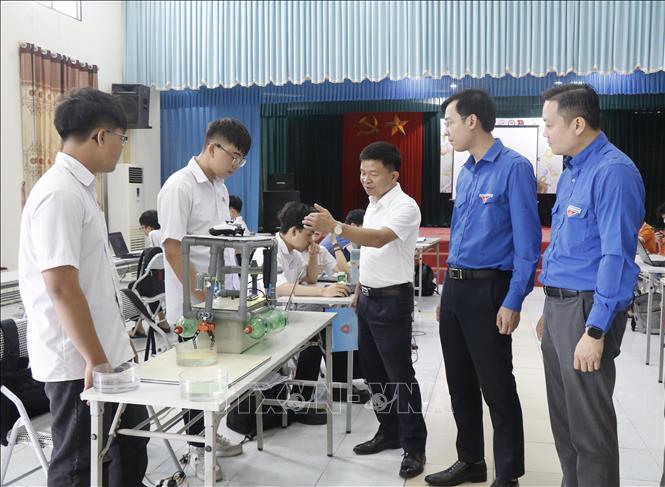 Các đại biểu động viên các học sinh tham gia hội thi. Ảnh: Thanh Thương- TTXVN