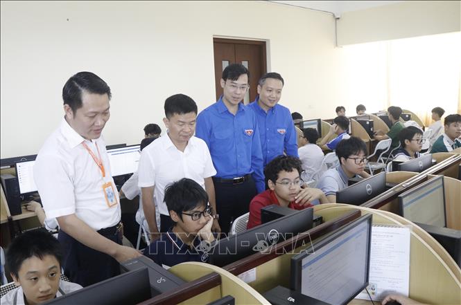 Các đại biểu động viên học sinh tham gia hội thi. Ảnh: Thanh Thương- TTXVN