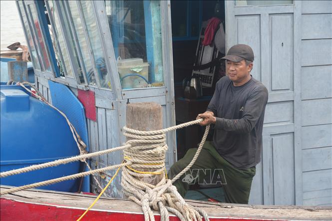 Ngư dân Sầm Sơn neo đậu, chằng chống tàu thuyền đảm bảo an toàn trước bão số 1. Ảnh: Hoa Mai - TTXVN